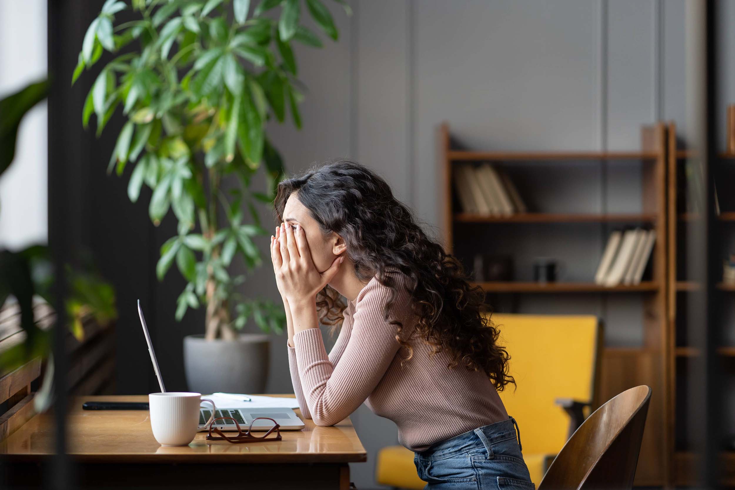 person experiencing stress illustrating who benefits from American ginseng for mental load and cognitive performance